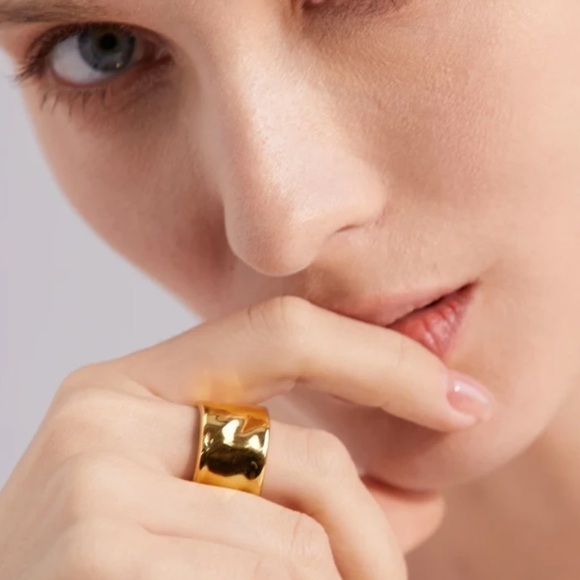 New Gold Hammered Wide Band Ring - Picture 6 of 13